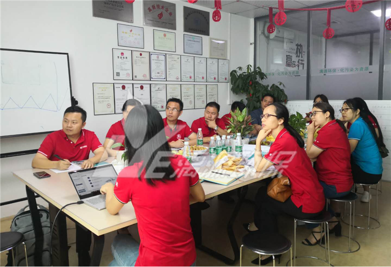 好运来会议室进行分享活动